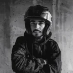 Home un primer plano en el casco de motocicleta